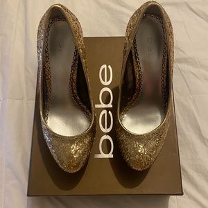 Gold sparkly pumps